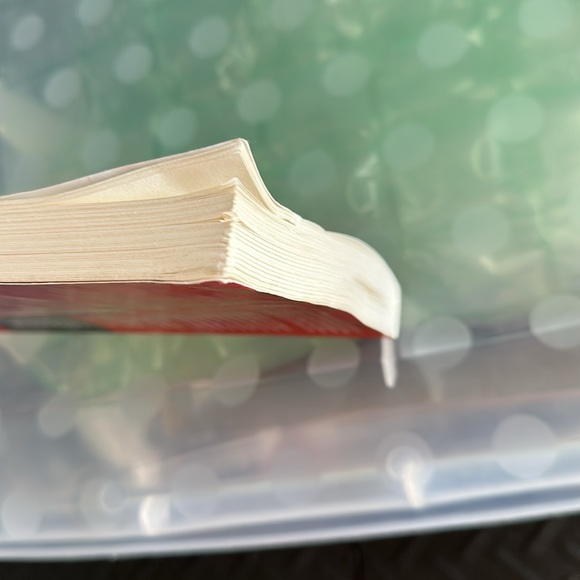 Marathon by Hal Higdon. Great condition. No marks on pages. Some wear on corners - Picture 3 of 4